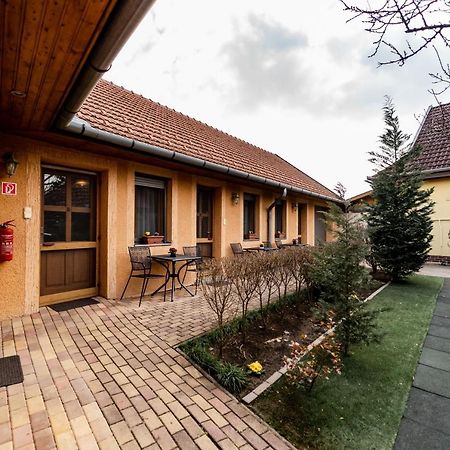 Estike Apartman Gyula Exterior foto