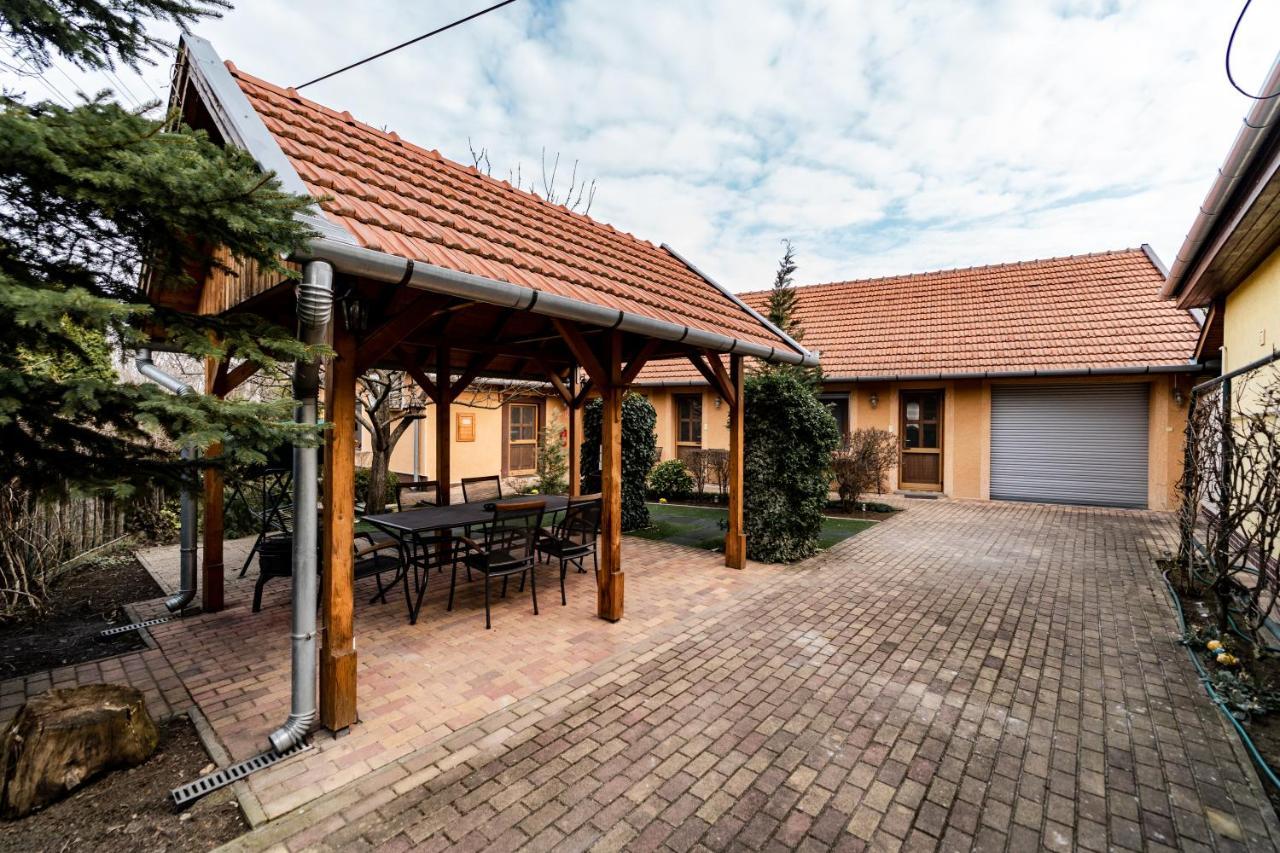 Estike Apartman Gyula Exterior foto
