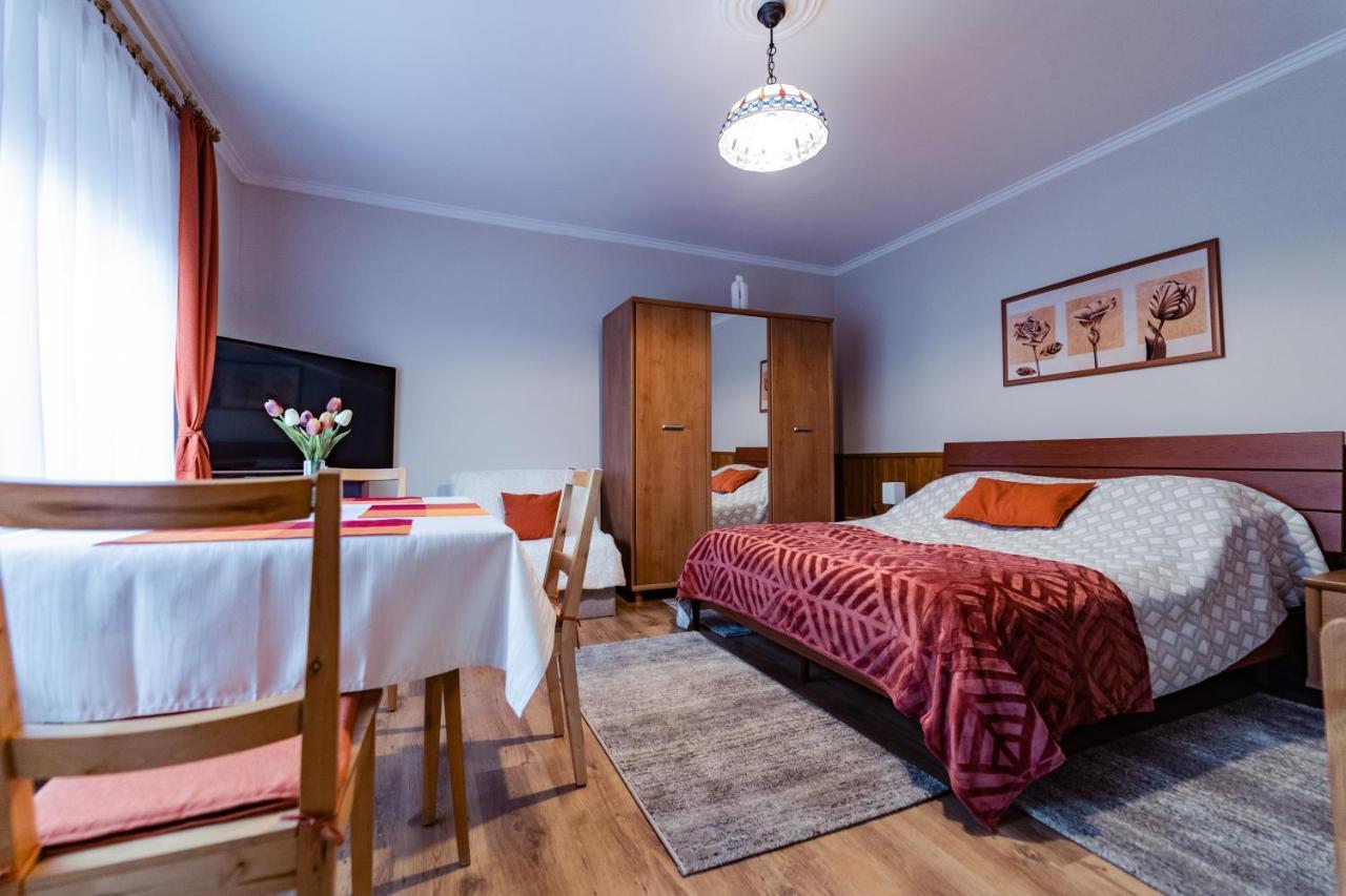Estike Apartman Gyula Exterior foto