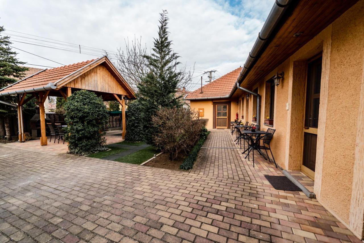 Estike Apartman Gyula Exterior foto