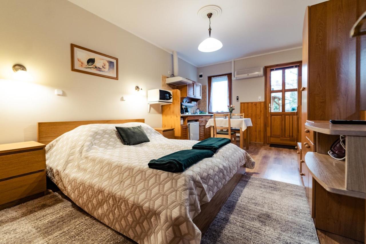 Estike Apartman Gyula Exterior foto