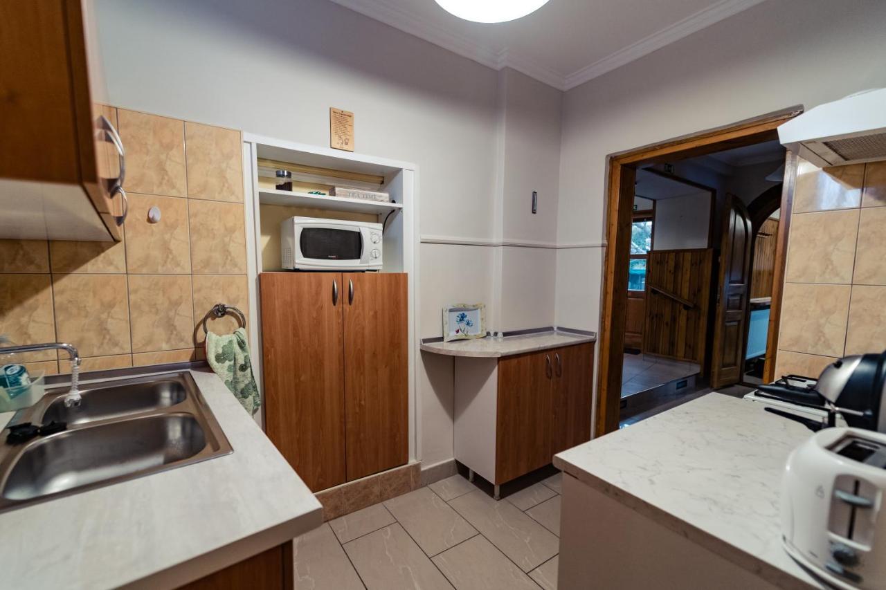 Estike Apartman Gyula Exterior foto