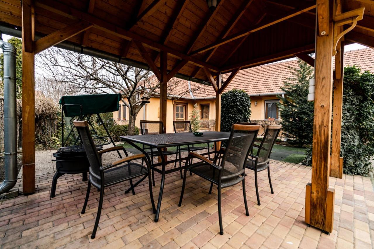 Estike Apartman Gyula Exterior foto
