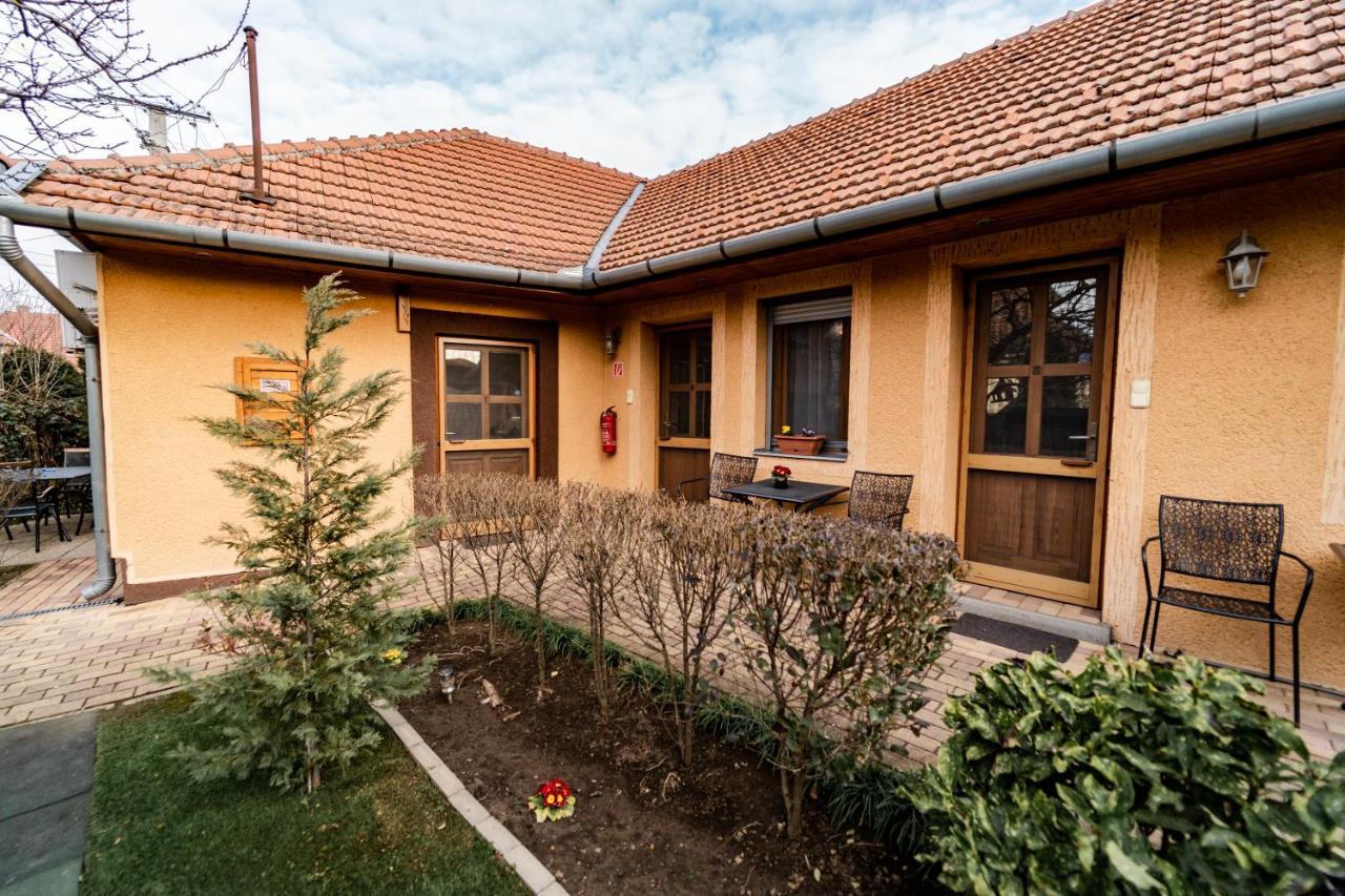 Estike Apartman Gyula Exterior foto